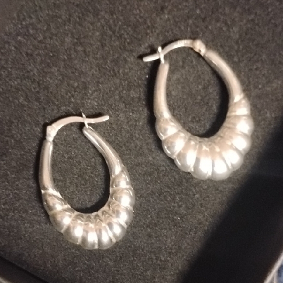 Elegant Silver Hoop Earrings Different Sizes - Picture 2 of 6